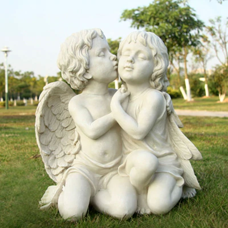 ガーデニング天使、天使置物、天使雑貨グッズ、二人で手を握って男の子天使が女の子天使の頬にキスをしているガーデン天使人形、エンジェルオブジェ、オーナメントフィギア