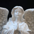 大天使置物のエンジェル人形、大きな翼を広げ目をつむり手を合わせてお祈りしている天使人形、エンジェルオブジェ、オーナメントフィギア