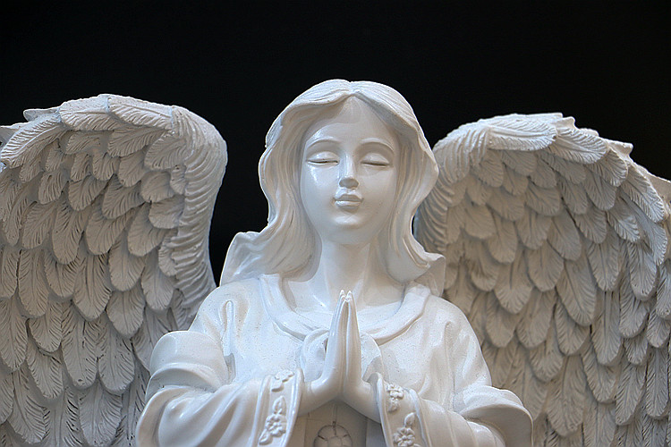 大天使置物のエンジェル人形、大きな翼を広げ目をつむり手を合わせてお祈りしている天使人形、エンジェルオブジェ、オーナメントフィギア
