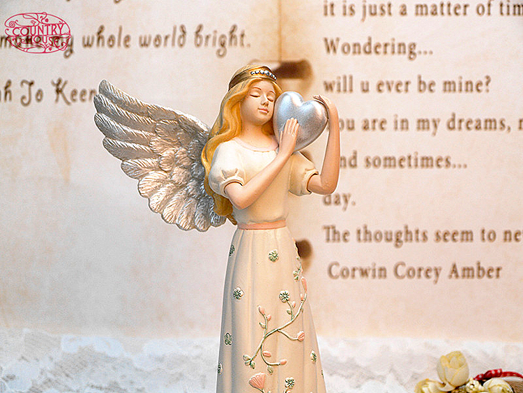 天使置物のエンジェル人形、天使女神、両手で銀のハートを抱えて銀色の大きな翼を広げ目つむっている天使人形、エンジェルオブジェ、オーナメントフィギア