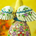 天使置物のエンジェル人形、天使女神、翼を広げ微笑んでいる木彫り彫刻風のドレスが美しい天使人形、エンジェルオブジェ、オーナメントフィギア