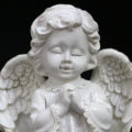 天使置物、エンジェル人形、天使雑貨グッズ、手を握りしめて目をつむり可愛い笑みを浮かべている天使人形、エンジェルオブジェオーナメントフィギア