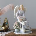 天使置物、エンジェル人形、天使雑貨グッズ、女神天使、螺旋階段の手すりに座って花を飾ろうとしている紫色ドレスを着た天使人形、エンジェルオブジェオーナメントフィギア