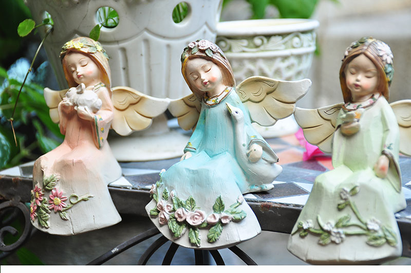 天使置物、エンジェル人形、天使雑貨グッズ、頭に花冠をつけて花柄の服を着た動物たちとたわむれる天使人形、エンジェルオブジェオーナメントフィギア