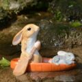 ウサギ置物、ウサギ人形、ニンジン船筏（ふないかだ）を漕いでいるうさぎと眠っている小さなうさぎ、兎のフィギア、ウサギオブジェecqdrabbit022