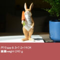 ウサギ置物、ウサギ人形、右手でニンジンを担いで微笑んでいるうさぎ、兎のフィギア、ウサギオブジェecqdrabbit027