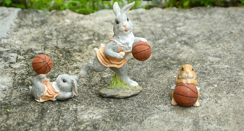 仰向けになって足でバスケットボールをするウサギ人形、元気よく走ってバスケをするうさぎ人形、座ってバスケットボールに寄りかかっている兎人形ecqdrabbit034